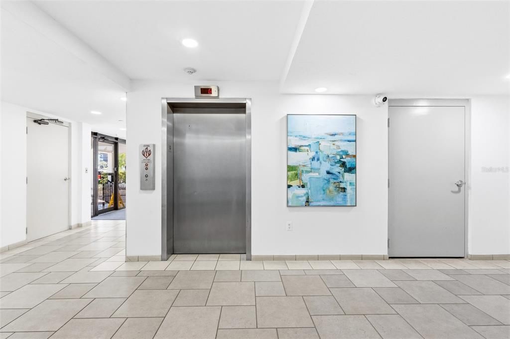 For Sale: $550,000 (1 beds, 1 baths, 918 Square Feet)
