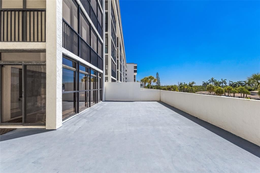 For Sale: $550,000 (1 beds, 1 baths, 918 Square Feet)