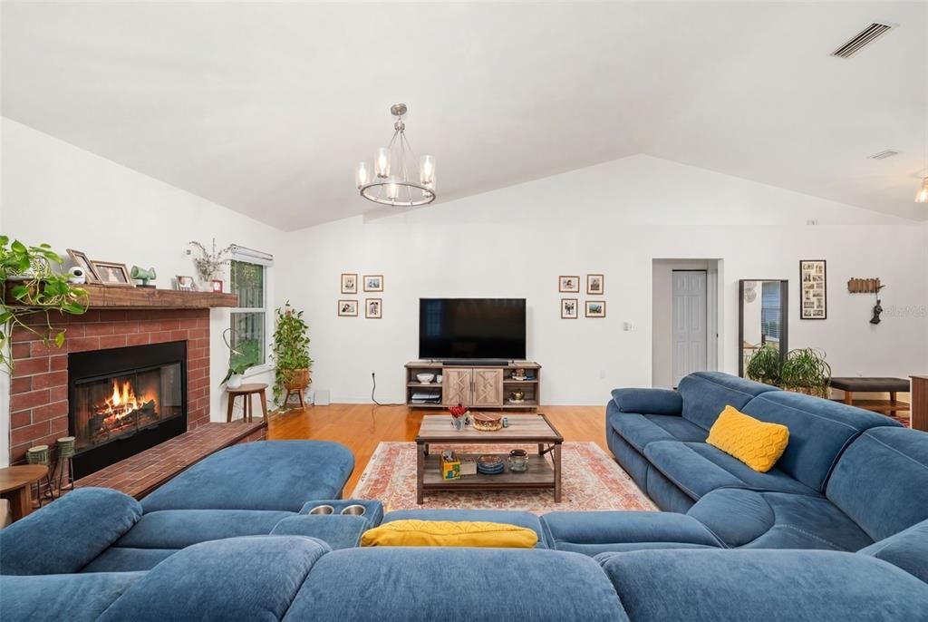 For Sale: $340,000 (3 beds, 2 baths, 1633 Square Feet)