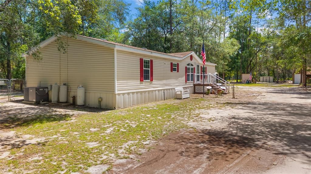 For Sale: $275,000 (3 beds, 3 baths, 1620 Square Feet)