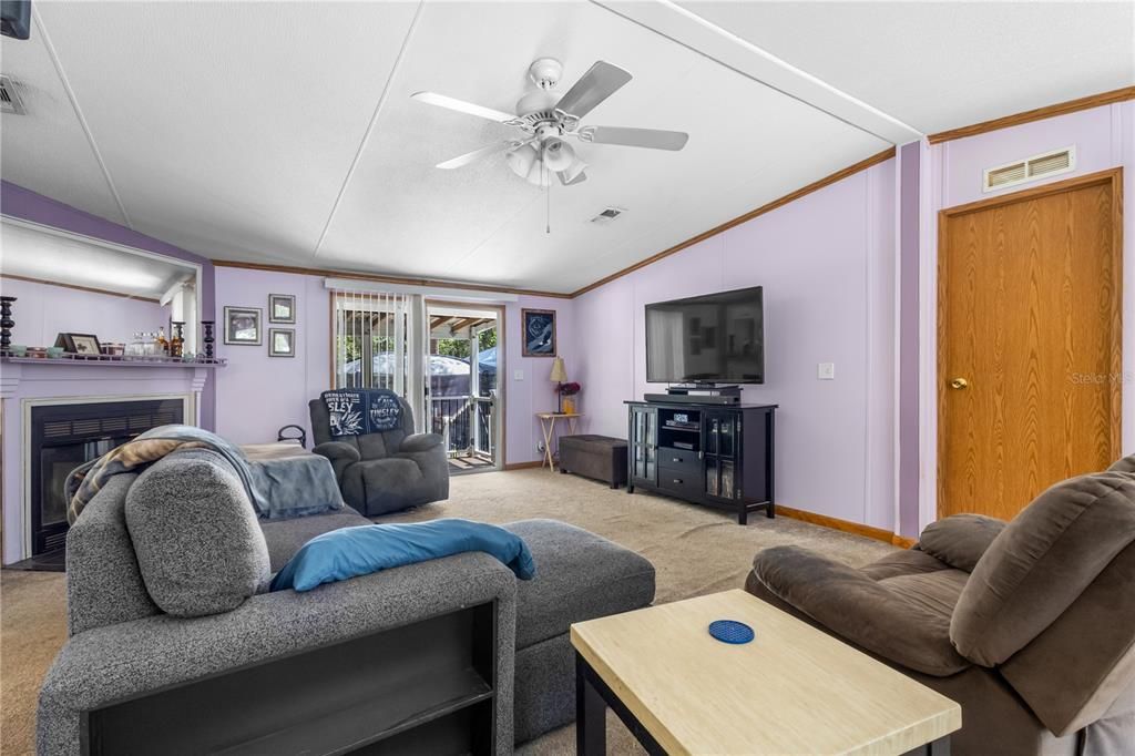 For Sale: $275,000 (3 beds, 3 baths, 1620 Square Feet)