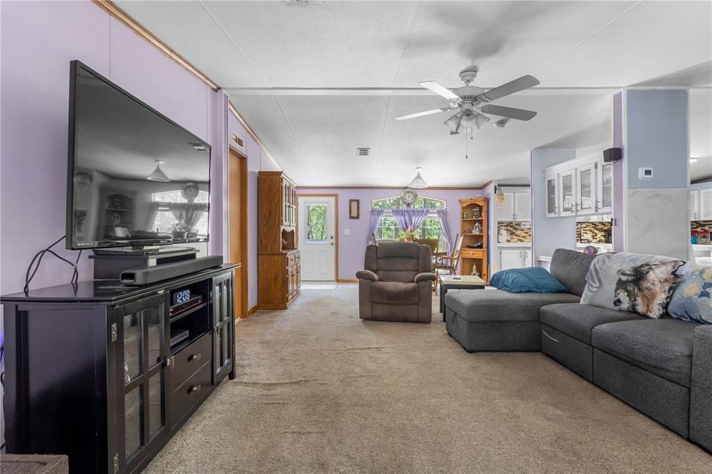 For Sale: $275,000 (3 beds, 3 baths, 1620 Square Feet)