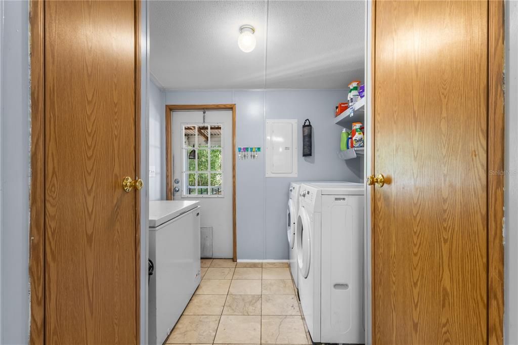 For Sale: $275,000 (3 beds, 3 baths, 1620 Square Feet)