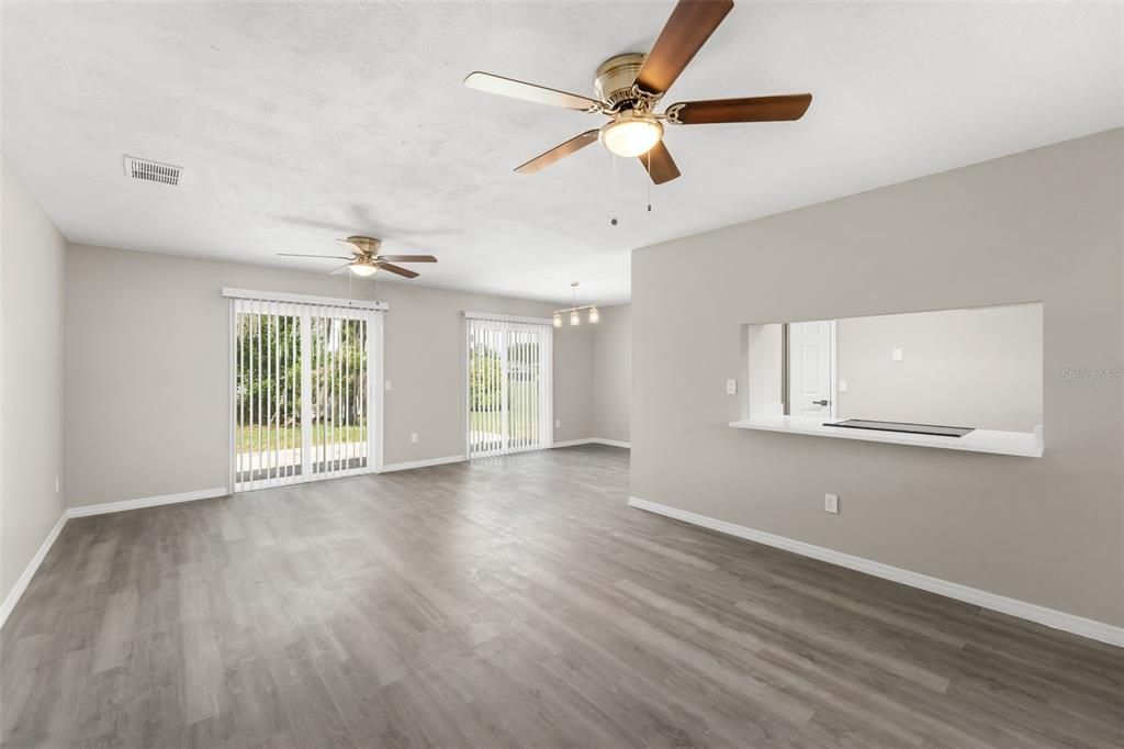 For Sale: $200,000 (2 beds, 1 baths, 964 Square Feet)