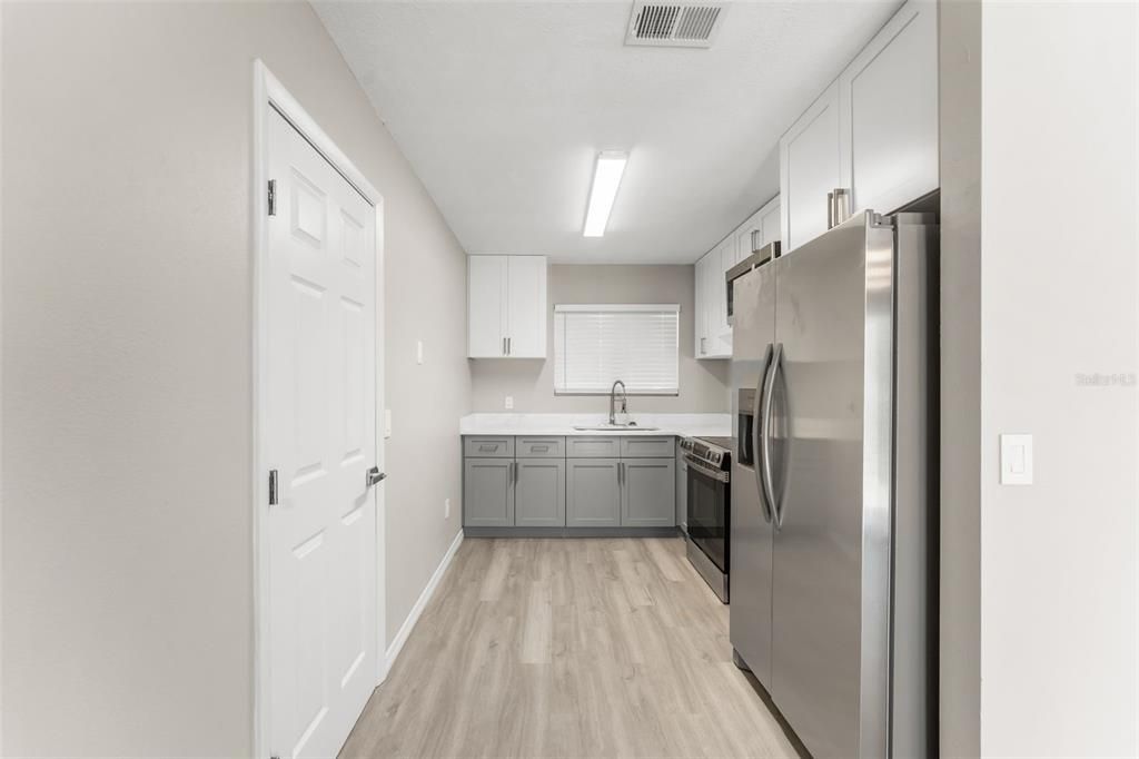 For Sale: $200,000 (2 beds, 1 baths, 964 Square Feet)