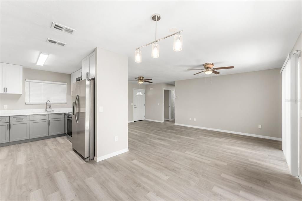 For Sale: $200,000 (2 beds, 1 baths, 964 Square Feet)