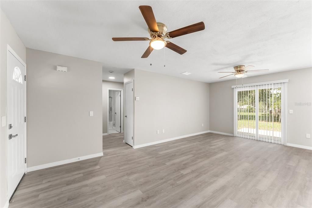 For Sale: $200,000 (2 beds, 1 baths, 964 Square Feet)