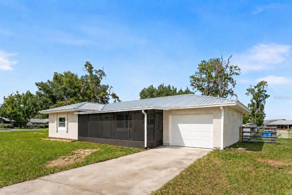 For Sale: $200,000 (2 beds, 1 baths, 964 Square Feet)
