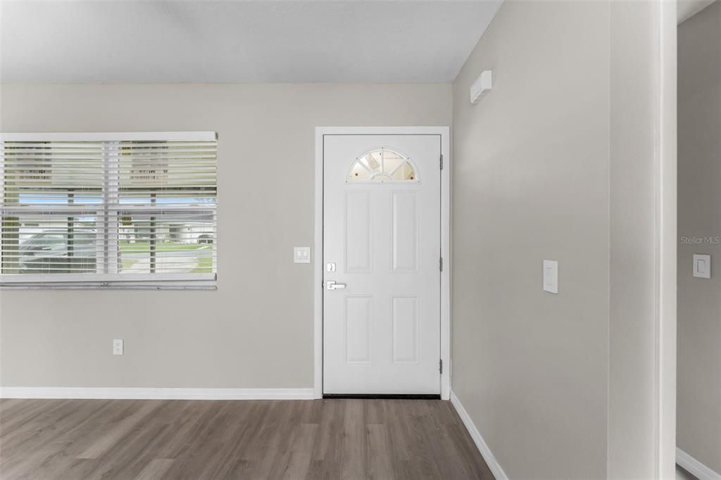 For Sale: $200,000 (2 beds, 1 baths, 964 Square Feet)