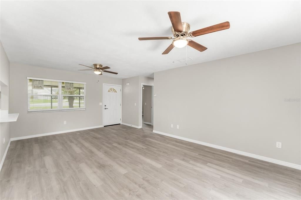 For Sale: $200,000 (2 beds, 1 baths, 964 Square Feet)