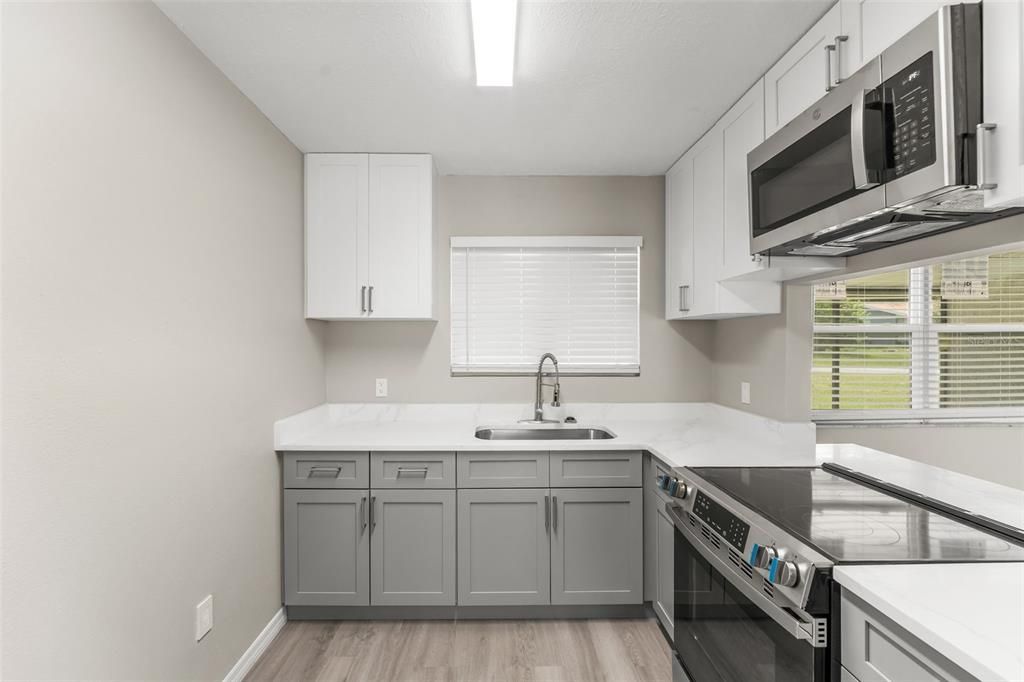 For Sale: $200,000 (2 beds, 1 baths, 964 Square Feet)