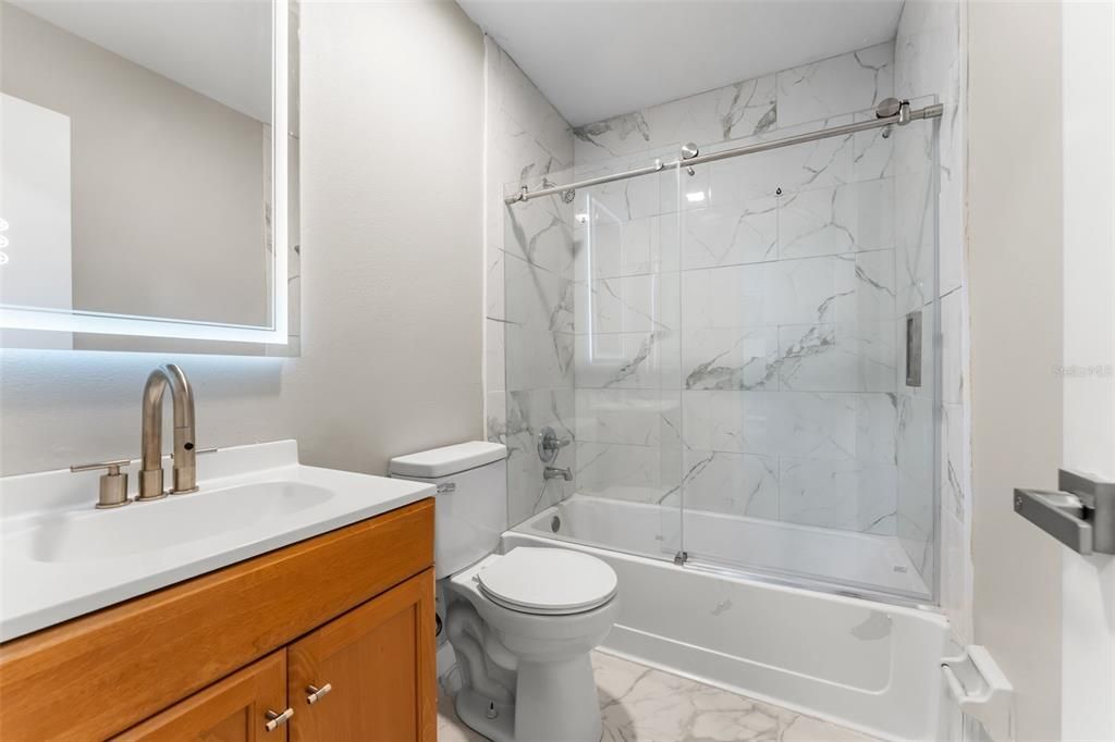 For Sale: $200,000 (2 beds, 1 baths, 964 Square Feet)