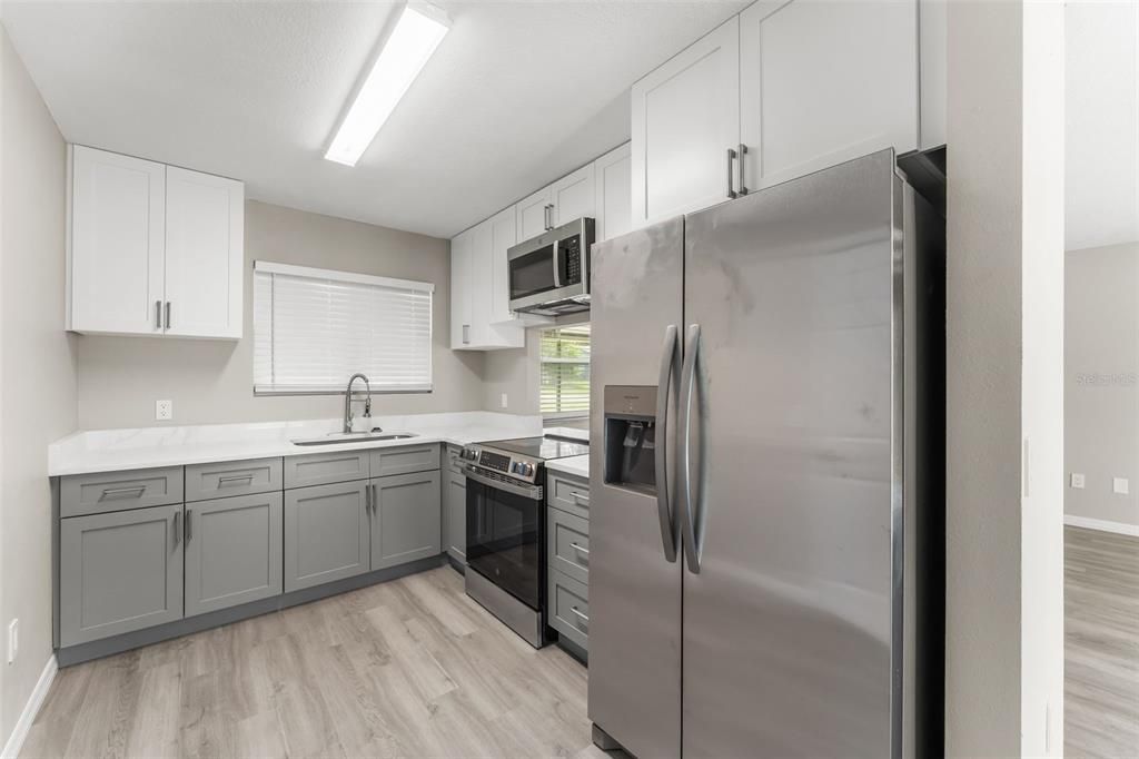 For Sale: $200,000 (2 beds, 1 baths, 964 Square Feet)