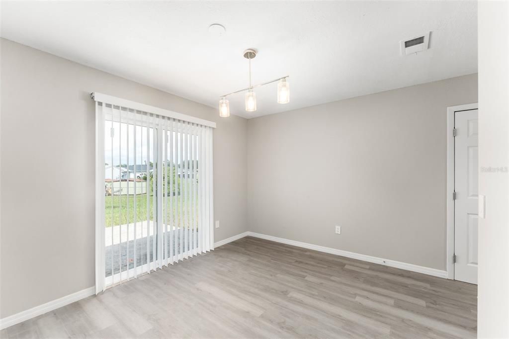 For Sale: $200,000 (2 beds, 1 baths, 964 Square Feet)
