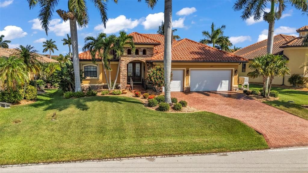 For Sale: $885,000 (3 beds, 3 baths, 2200 Square Feet)