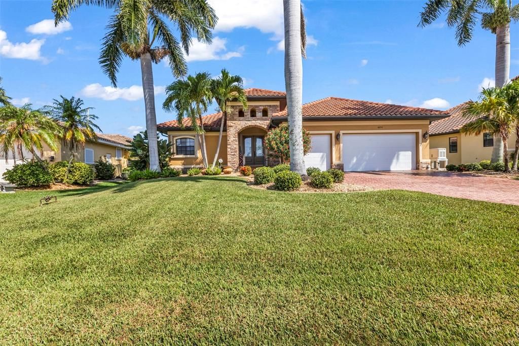 For Sale: $885,000 (3 beds, 3 baths, 2200 Square Feet)