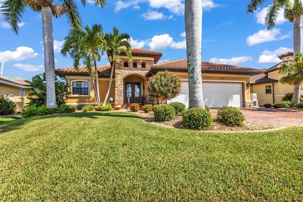 For Sale: $885,000 (3 beds, 3 baths, 2200 Square Feet)