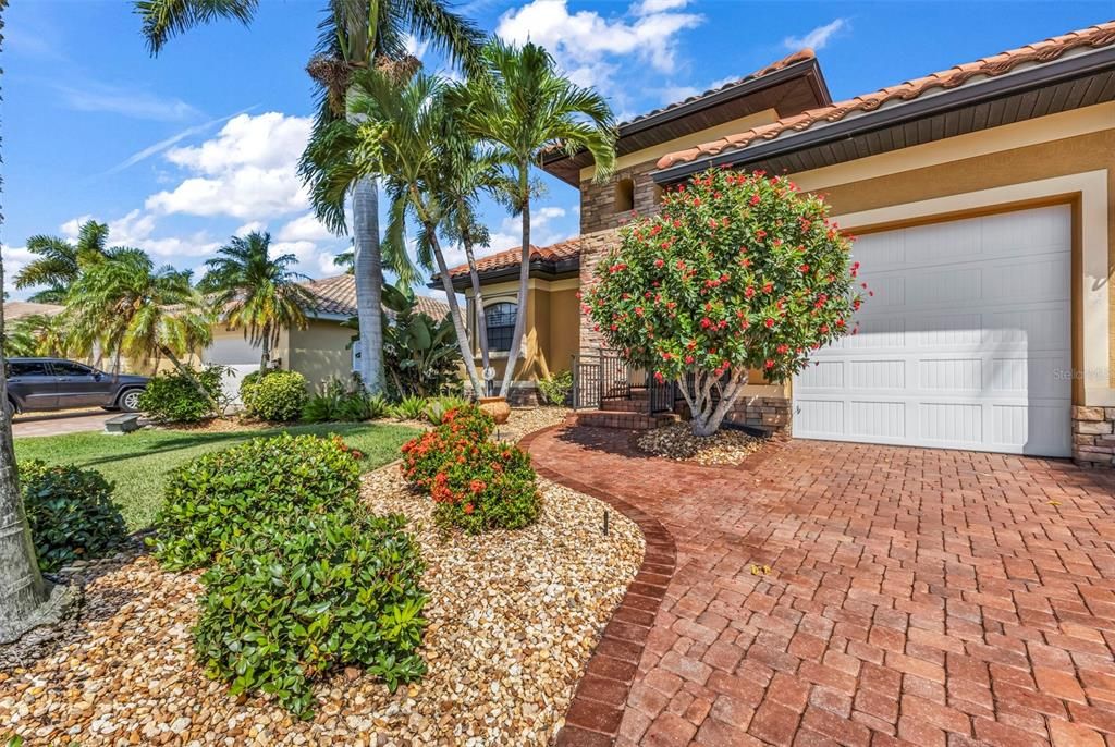 For Sale: $885,000 (3 beds, 3 baths, 2200 Square Feet)