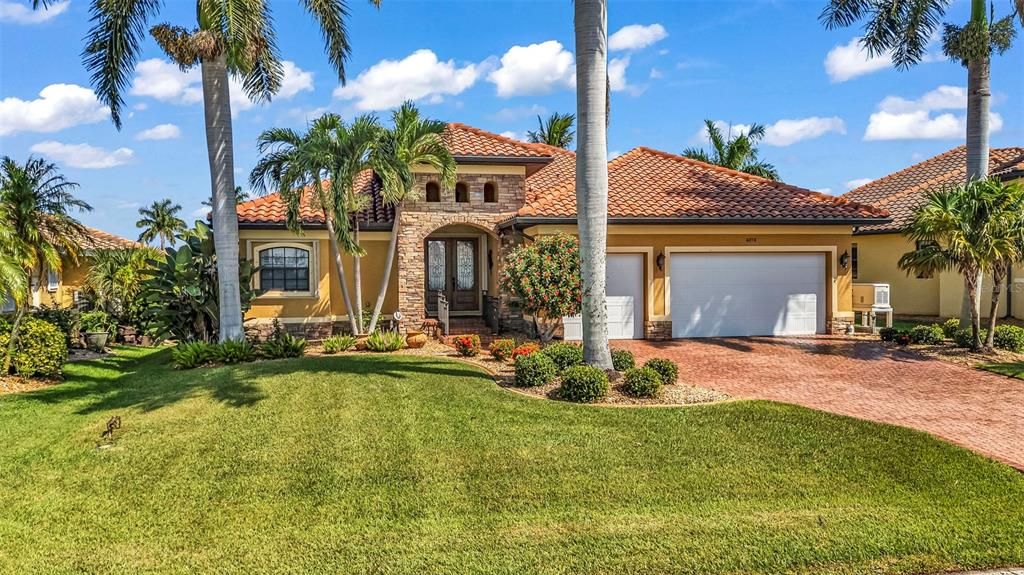 For Sale: $885,000 (3 beds, 3 baths, 2200 Square Feet)