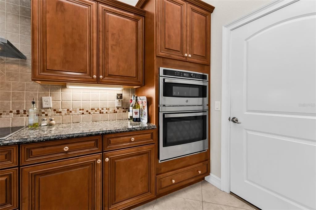 For Sale: $885,000 (3 beds, 3 baths, 2200 Square Feet)