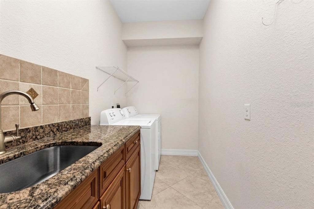 For Sale: $885,000 (3 beds, 3 baths, 2200 Square Feet)