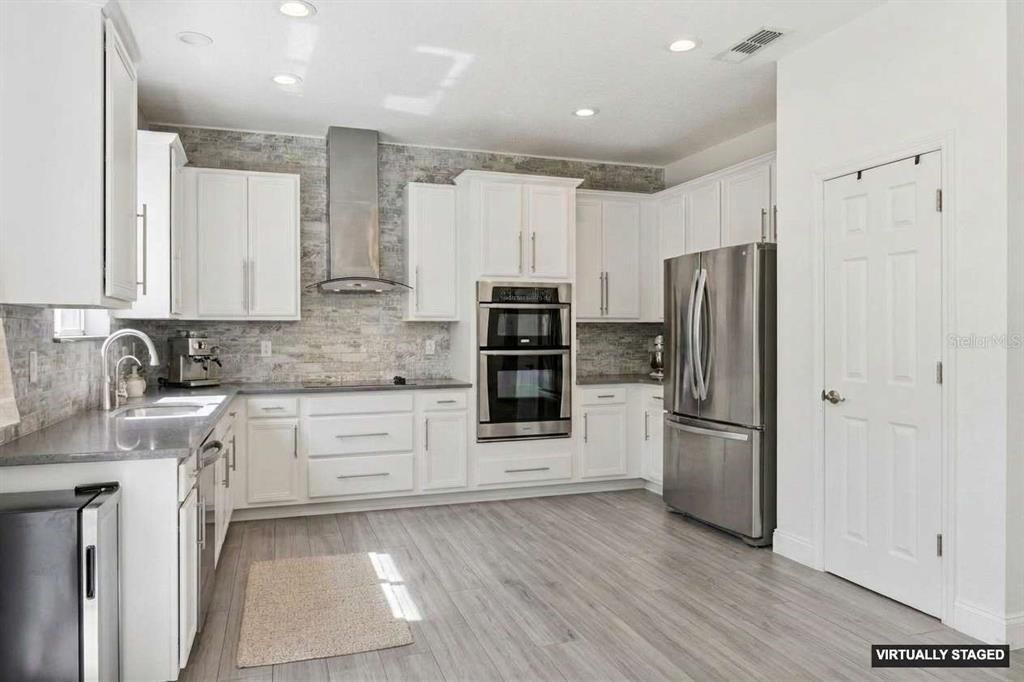 For Sale: $458,000 (3 beds, 2 baths, 2583 Square Feet)