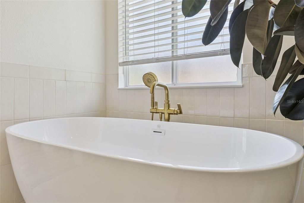 For Sale: $458,000 (3 beds, 2 baths, 2583 Square Feet)
