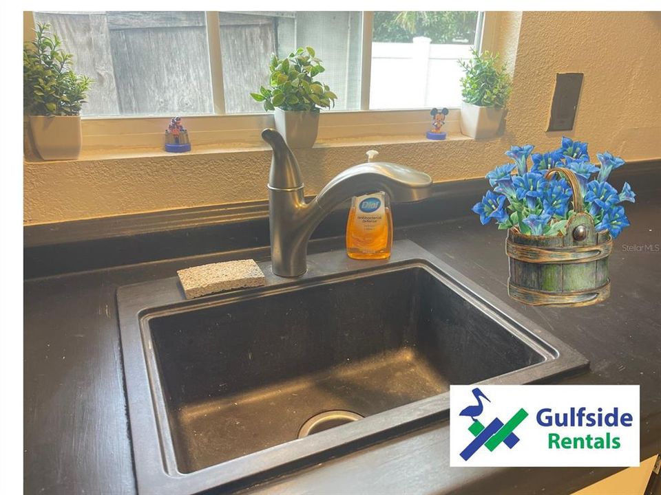 For Rent: $1,900 (2 beds, 1 baths, 726 Square Feet)