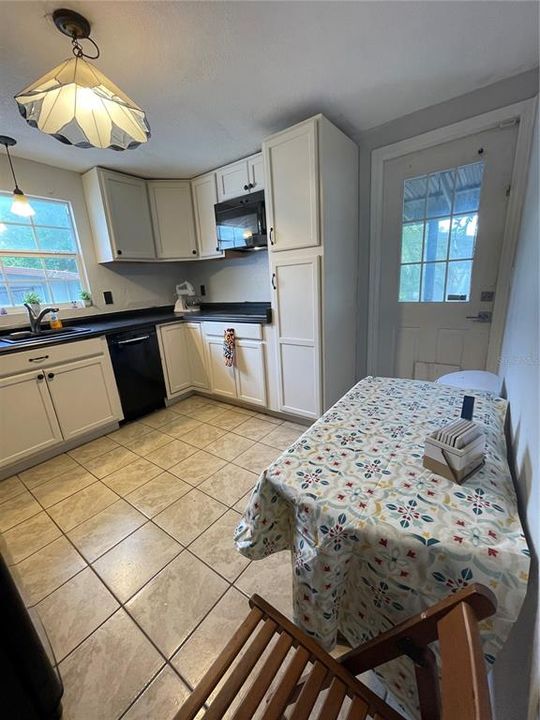 For Rent: $1,900 (2 beds, 1 baths, 726 Square Feet)