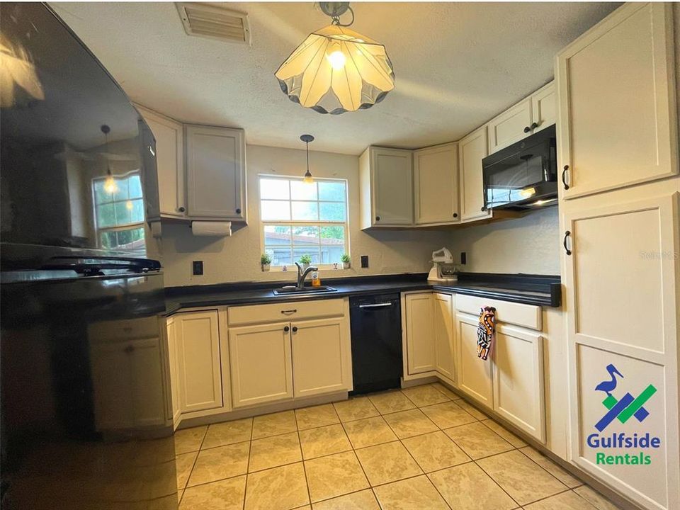 For Rent: $1,900 (2 beds, 1 baths, 726 Square Feet)