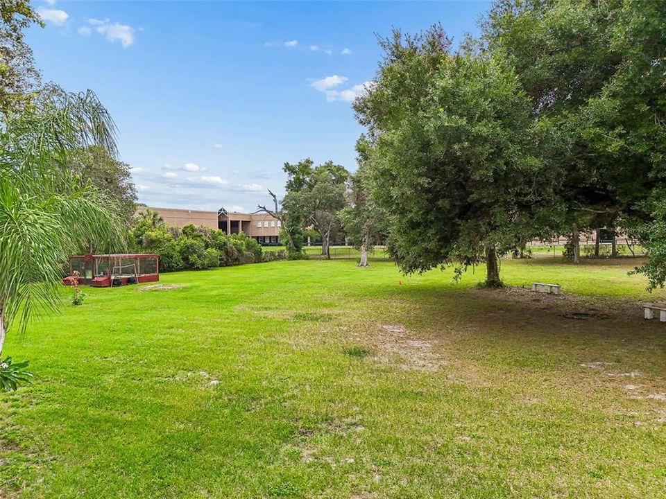 На продажу: $725,000 (2.23 acres)