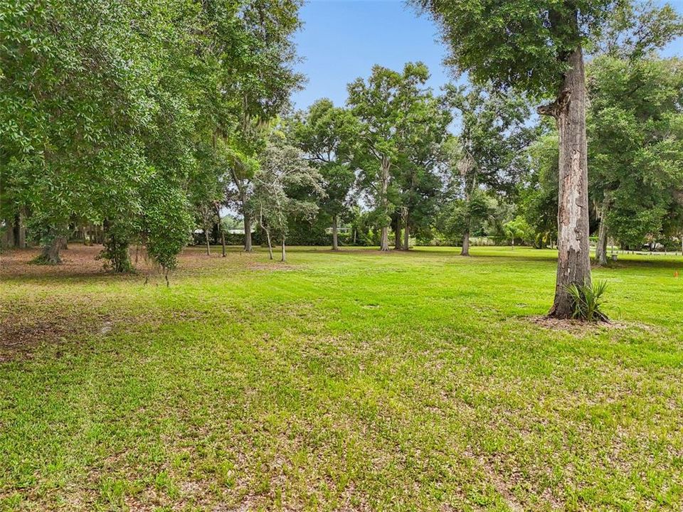 На продажу: $725,000 (2.23 acres)