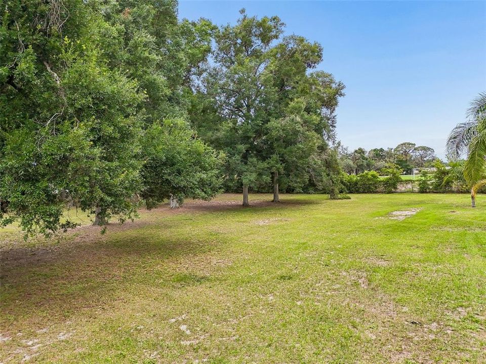 На продажу: $725,000 (2.23 acres)