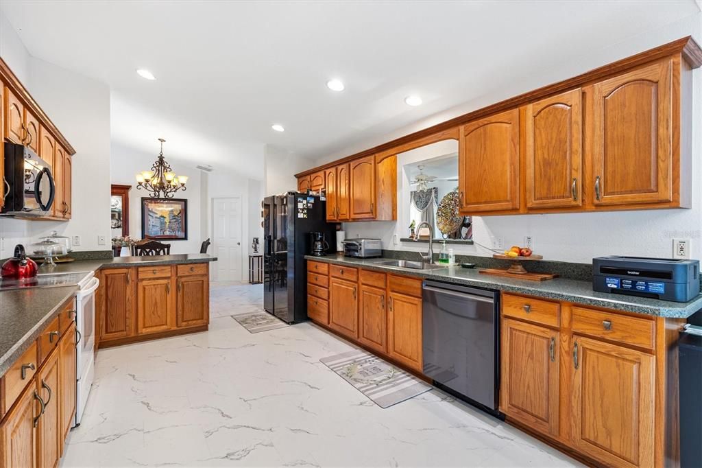 На продажу: $295,000 (2 спален, 2 ванн, 1884 Квадратных фут)