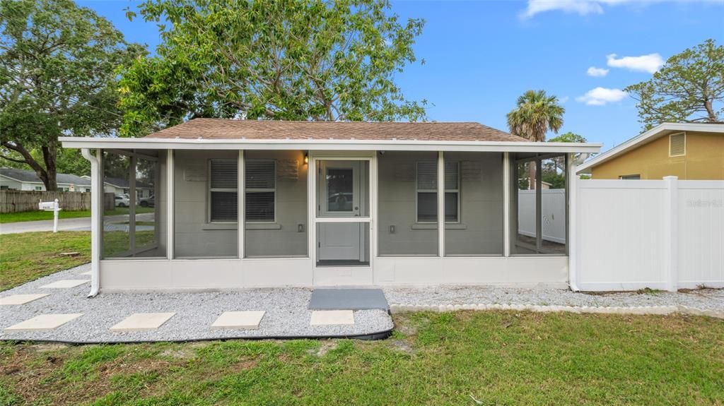 For Sale: $155,999 (2 beds, 1 baths, 780 Square Feet)