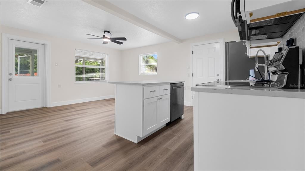 For Sale: $155,999 (2 beds, 1 baths, 780 Square Feet)