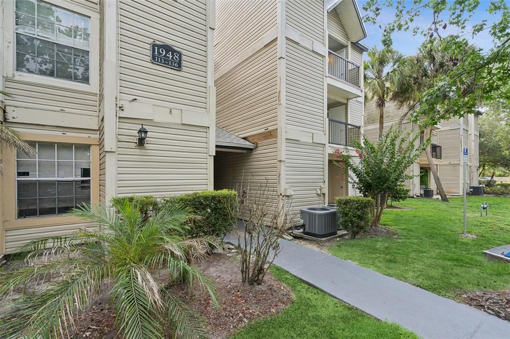 For Sale: $109,900 (2 beds, 2 baths, 864 Square Feet)