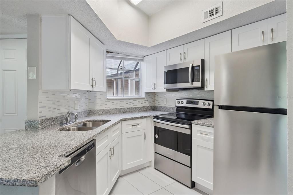 For Sale: $109,900 (2 beds, 2 baths, 864 Square Feet)