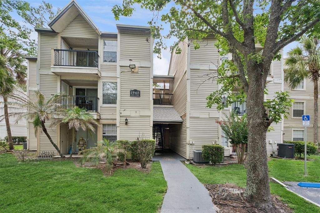 For Sale: $109,900 (2 beds, 2 baths, 864 Square Feet)