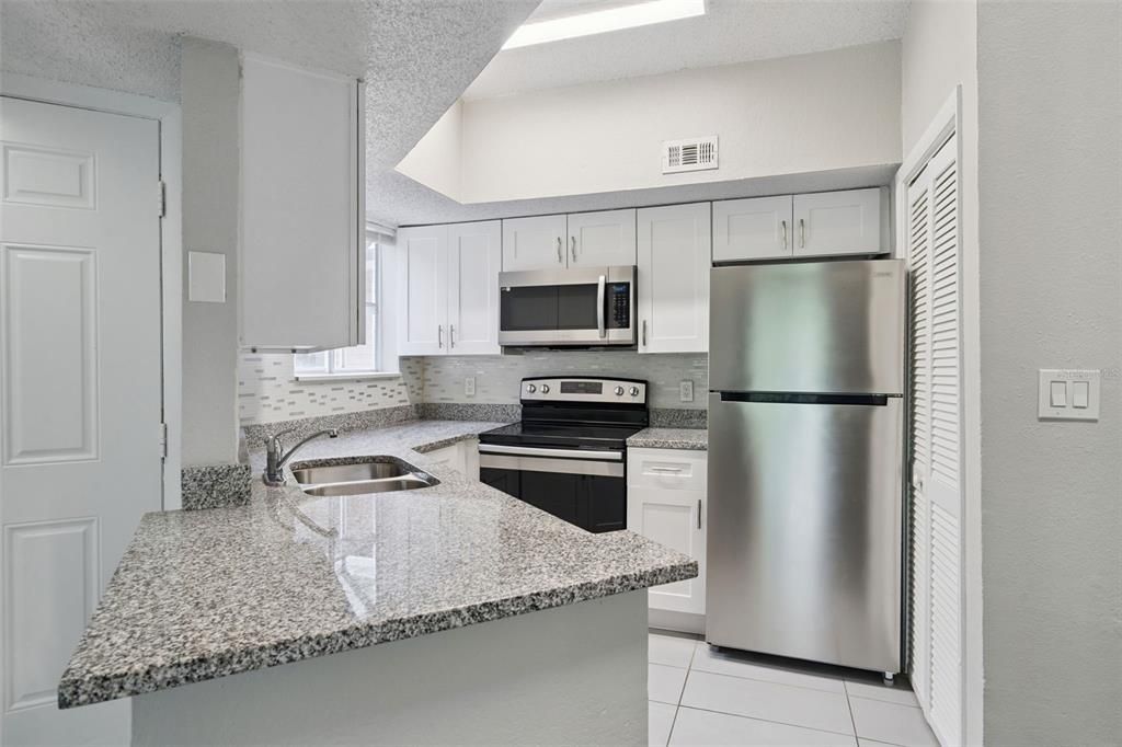For Sale: $109,900 (2 beds, 2 baths, 864 Square Feet)
