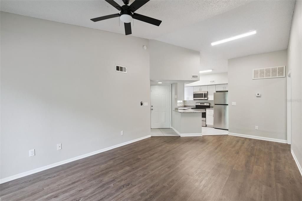 For Sale: $109,900 (2 beds, 2 baths, 864 Square Feet)