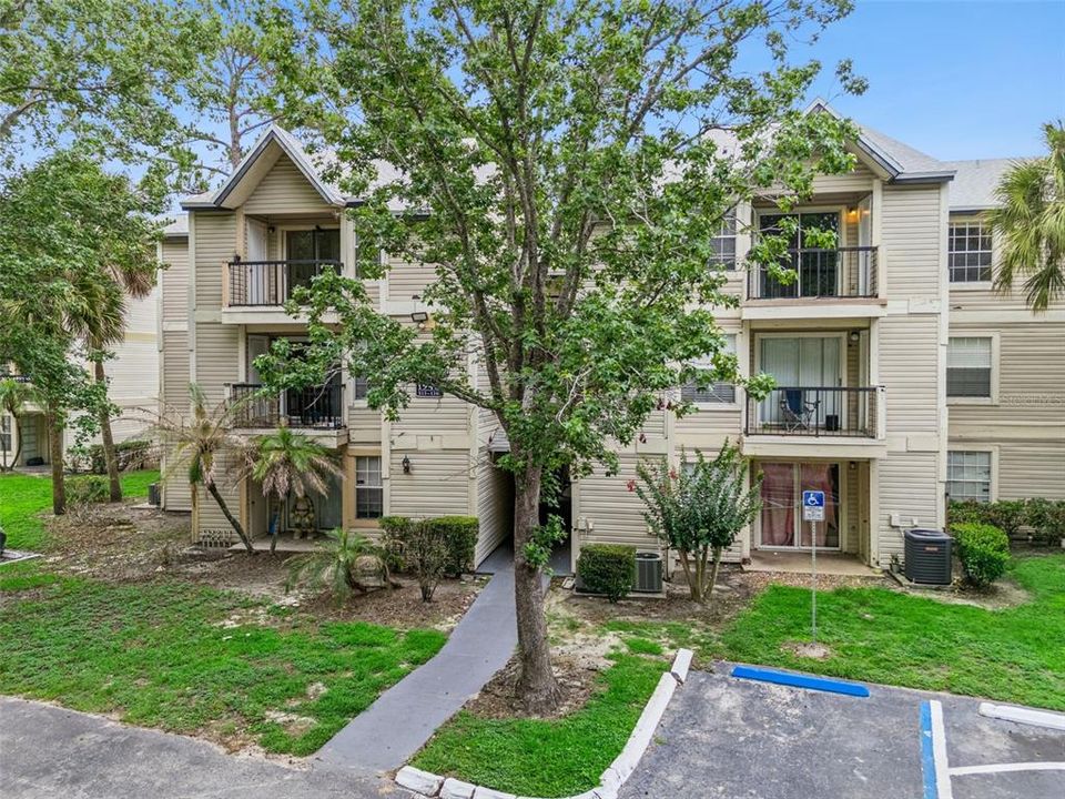 For Sale: $109,900 (2 beds, 2 baths, 864 Square Feet)
