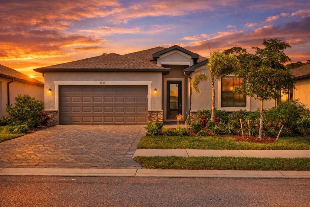 For Sale: $325,000 (4 beds, 3 baths, 2032 Square Feet)