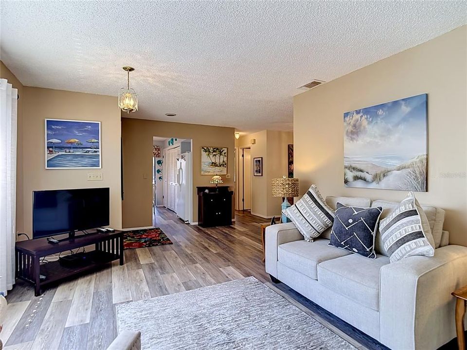For Sale: $133,900 (2 beds, 2 baths, 1144 Square Feet)