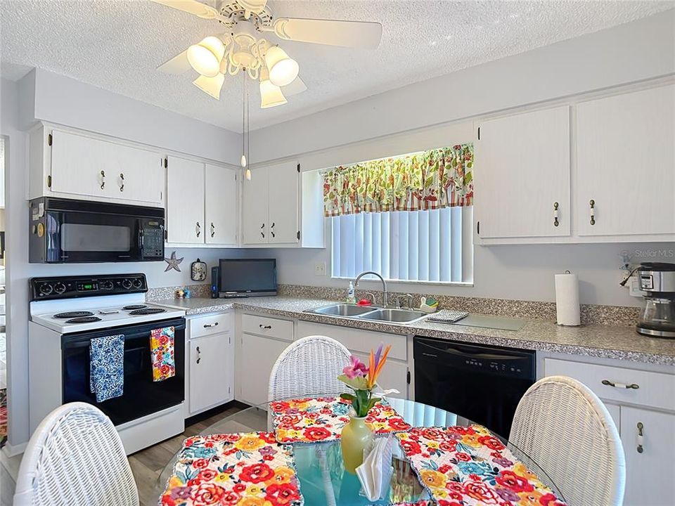 For Sale: $133,900 (2 beds, 2 baths, 1144 Square Feet)