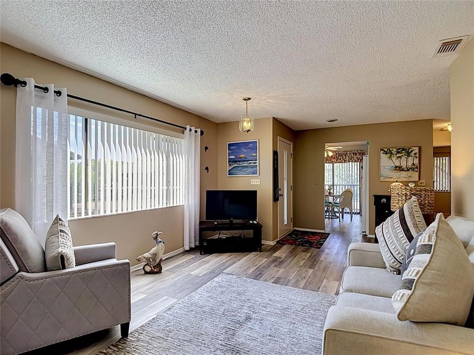 For Sale: $133,900 (2 beds, 2 baths, 1144 Square Feet)