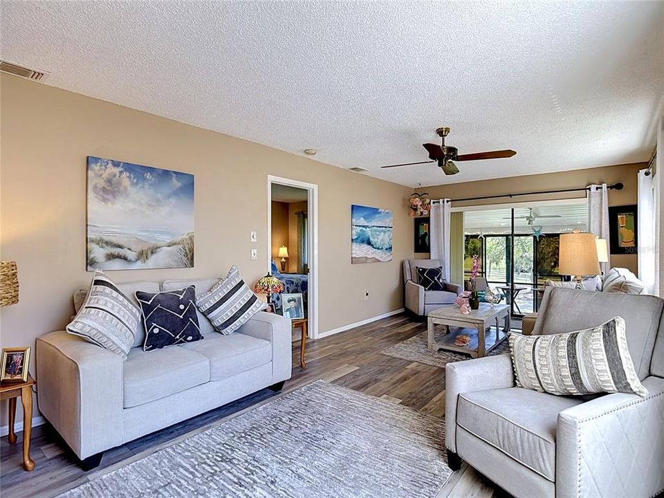 For Sale: $133,900 (2 beds, 2 baths, 1144 Square Feet)