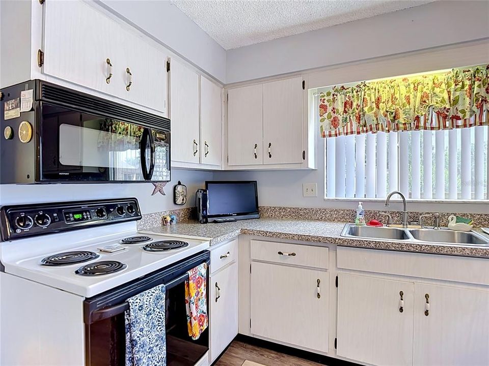 For Sale: $133,900 (2 beds, 2 baths, 1144 Square Feet)