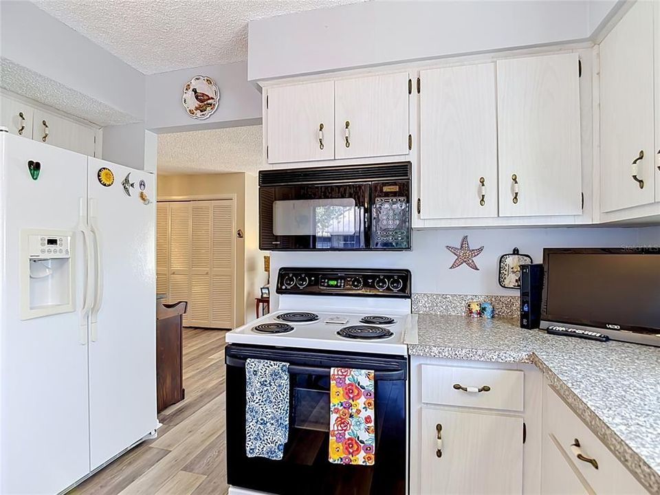 For Sale: $133,900 (2 beds, 2 baths, 1144 Square Feet)