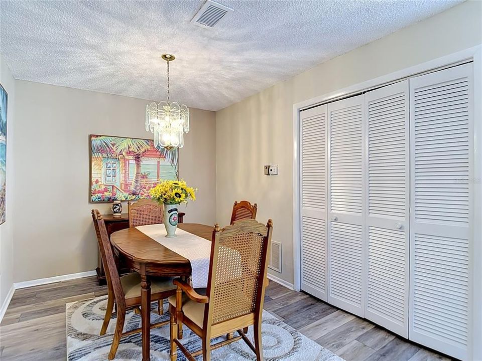 For Sale: $133,900 (2 beds, 2 baths, 1144 Square Feet)